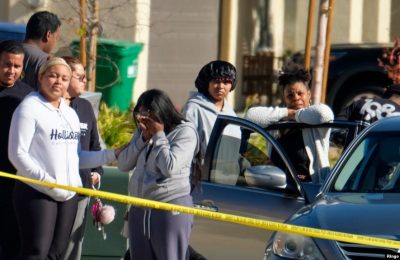 Para tetangga yang tinggal di dekat lokasi penembakan di Lancaster, California, AS, di mana empat orang anak-anak dan nenek mereka ditemukan tewas tertembak, tampak bereaksi di dekat lokasi kejadian pada 29 November 2021. (Foto: AP/Ringo H. W. Chiu)