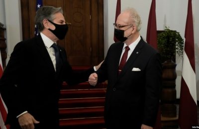 Menteri Luar Negeri AS Antony Blinken bertemu dengan Presiden Latvia Egils Levits di Riga, Latvia, 30 November 2021. (Foto: REUTERS/Ints Kalnins)