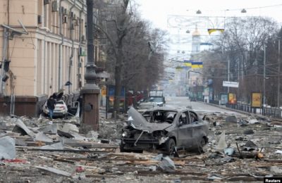 Area dekat gedung pemerintahan daerah, yang menurut pejabat kota terkena serangan rudal, di pusat Kharkiv, Ukraina, 1 Maret 2022. (Foto: REUTERS/Vyacheslav Madiyevskyy)