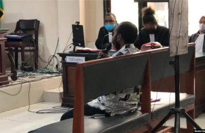 Victor Yeimo dalam persidangan di PN Kelas IA Jayapura. (Foto: Courtesy/Gustav Kawer)