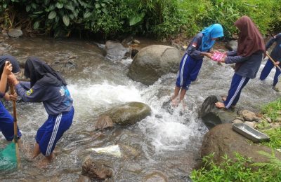 Siswa-siswi SMPN 1 Wonosalam yang tergabung dalam Polisi Air, mencari sampel serangga air di sungai Gogor, bagian hulu sungai Brantas (VOA/Petrus Riski)