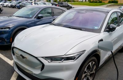 Sepasang Ford Mustang Mach E 2021 di dealer Ford di Wexford, Pa, Kamis, 6 Mei 2021. Ford memisahkan dua bisnis otomotif yang berbeda, tetapi saling bergantung secara strategis: Ford Blue dan Ford Model e. (AP/Keith Srakocic)
