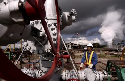 Seorang pekerja tampak mengatur katup di sumur geothermal yang dioperasikan oleh Pertamina di Minahasa, Sulawesi Utara, pada 30 Maret 2016. (Foto: Reuters/Adwit B pramono/Antara Foto)