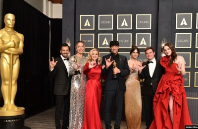 Dari kiri: Eugenio Derbez, Sian Heder, Marlee Matlin, Troy Kotsur, Emilia Jones, Daniel Durant, dan Amy Forsyth, peraih penghargaan film terbaik "CODA," berpose di ruang pers dekat patung Oscar di Dolby Theatre, Los Angeles, Minggu, 27 Maret 2022. (Jordan Strauss/Invision/AP)