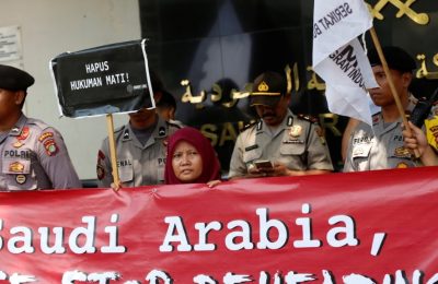 Para aktivis melakukan aksi protes menuntut dihapuskannya hukuman mati di Arab Saudi dalam sebuah aksi di depan Kedutaan Arab Saudi di Jakarta, pada 20 Maret 2018. (Foto: Reuters/Darren Whiteside).