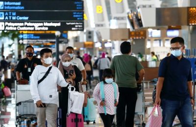 Orang-orang berjalan dengan barang bawaannya di Bandara Soekarno-Hatta untuk kembali ke kampung halamannya, kegiatan yang dikenal masyarakat setempat sebagai "mudik", di tengah wabah COVID-19 di Tangerang, di pinggiran Jakarta, 4 Mei 2021. (Foto: REUTERS /Ajeng Dinar Ulfiana)