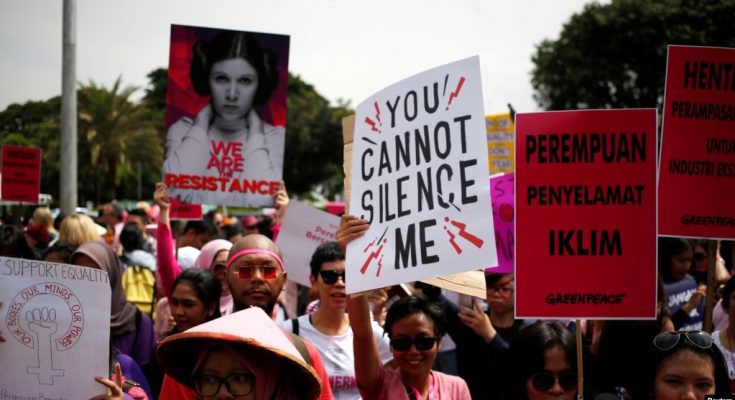 Para aktivis melakukan unjuk rasa menuntut dihormatinya hak-hak perempuan pada peringatan Hari Perempuan Sedunia di Jakarta (foto: dok).