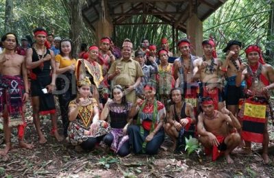 Bupati Sanggau Paolus Hadi, S.IP., M.Si mengikuti Ritual Adat “Balek Angin” di Desa Lintang Kapuas, Kecamatan Kapuas. (Ist)