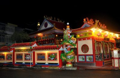 Vihara Tri Dharma Bumi Raya di Kota Singkawang di malam hari, 21 Desember 2010. (Foto: Wikipedia/Wibowo Djatmiko)