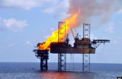 Foto yang dirilis PTTEP Australasia tampak kobaran api di anjungan pengeboran West Atlas (kanan) dan platform kepala sumur (wellhead) (kiri) sekitar 250 kilometer barat laut pantai Australia, 2 November 2009. (Ist)