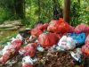 Tumpukan sampah di pinggir jalan di jalur pendakian Gunung Penanggungan. (Foto: VOA/Petrus Riski)
