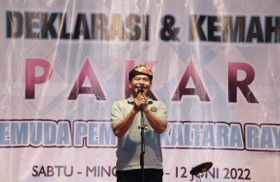 RAMAH TAMAH: Gubernur Kaltara Drs H Zainal A Paliwang SH, M.Hum memberi pengarahan pada malam silaturahmi PAKAR di Pantai Tanah Kuning, Kecamatan Tanjung Palas Timue, Kabupaten Bulungan, Sabtu (11/6) malam. (Ist)