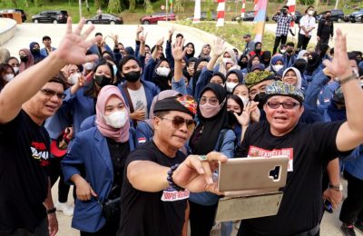 PELEPASAN: Gubernur Kaltara, Drs H Zainal A Paliwang SH, M.Hum melakukan swafoto bersama mahasiswa UBT yang akan menjalankan program KKN di sejumlah daerah di Kaltara, Jumat (10/6). (Ist)