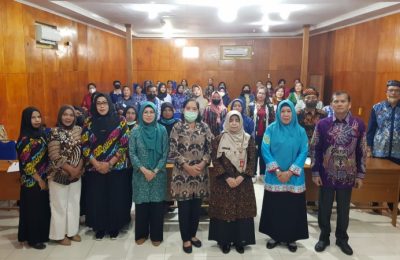 PELATIHAN: Kepala DP3AP2KB Kaltara, Wahyuni Nuzband berfoto bersama peserta Pelatihan Penguatan Jejaring Antar-Lembaga Penyedia Layanan Anak yang Memerlukan Perlindungan Khusus Kewenangan Provinsi di Hotel MC, Malinau, Kamis (16/6). (Ist)