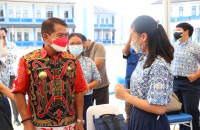 Gubernur Kaltara, Drs H Zainal A Paliwang SH, M.Hum berbincang bersama salah satu siswa. (Ist)