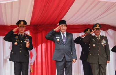 HUT BHAYANGKARA: Gubernur Kaltara, Drs H Zainal A Paliwang SH, M.Hum mengikuti upacara peringatan HUT ke-76 Bhayangkara di Lapangan Mapolda Kaltara, Selasa (5/7). (Ist)