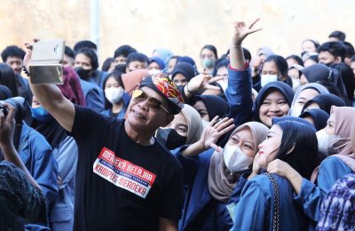 BONUS DEMOGRAFI: Penduduk usia muda mendominasi penduduk usia produktif di Provinsi Kalimantan Utara. Gubernur Kaltara, Drs H Zainal A Paliwang SH, M.Hum melakukan swafoto bersama mahasiswa KKN Universitas Borneo Tarakan beberapa waktu lalu. (Ist)