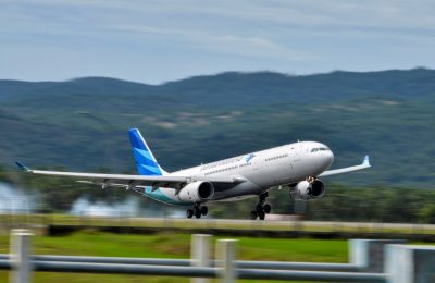 Pesawat Airbus A330 Garuda Indonesia mendarat di Bandara Internasional Sultan Iskandar Muda Blang Bintang, Provinsi Aceh, 13 Juli 2021. (CHAIDEER MAHYUDDIN/AFP)