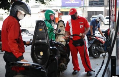 Pekerja SPBU Pertamina mengisi sepeda motor dengan bensin bersubsidi di Jakarta, 22 Agustus 2022. (REUTERS/Ajeng Dinar Ulfiana)