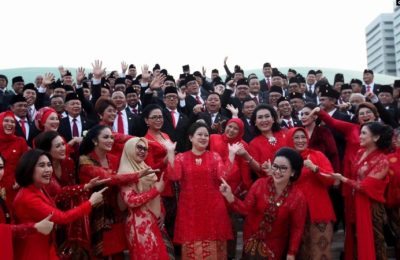 Seluruh anggota DPR dari fraksi PDI-Perjuangan berpose bersama seusai pelantikan Selasa (1/10), menunjuk ke arah Puan Maharani sebagai Ketua DPR. (Courtesy: PDI-P)