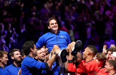 Roger Federer dari tim Eropa diangkat oleh sesama pemain setelah bermain dengan Rafael Nadal dalam pertandingan ganda Piala Laver melawan Jack Sock dan Frances Tiafoe dari Tim Dunia di arena O2 di London, 23 September 2022. (Foto: AP)