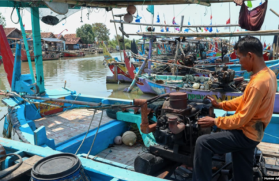 Nelayan di Kendal memeriksa mesin perahunya. Solar menjadi persoalan rutin bagi nelayan yang akan melaut. (Foto: Humas Jateng)