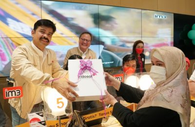 Tampak pada gambar, Chief Commercial Officer Indosat Ooredoo Hutchison, Ritesh Singh (kiri) dan Director & Chief Strategy & Execution Officer IOH, Armand Hermawan (dua dari kiri), saat memberikan apresiasi kepada pelanggan di Gerai IM3 Kota Kasablanka, Jakarta (4/9). (Ist)