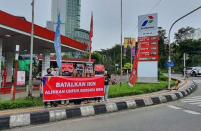 Aktivis menyuarakan tuntutannya di salah satu SPBU di Kota Samarinda. (Ist)