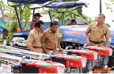 Plt Bupati PPU, Hamdam Pongrewa saat menyerahkan bantuan Alsintan pemerintah pusat. (Ist)