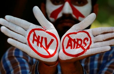 Fokus pemerintah dan masyarakat dalam penanggulangan HIV/AIDS selama ini terpusat pada komunitas homoseksual ,wanita pekerja seks (WPS) dan waria. Padahal, data mencatat, mayoritas kasus terjadi pada laki-laki dan komunitas heteroseksual. (Foto: Reuters)