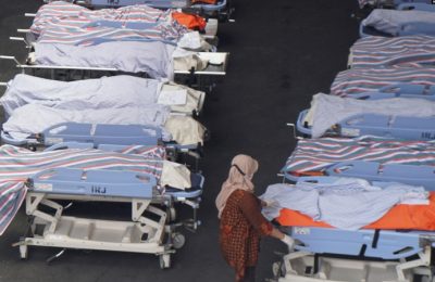 Petugas medis memeriksa korban kerusuhan di RSUD Saiful Anwar menyusul kerusuhan usai pertandingan sepak bola liga BRI Liga 1 antara Arema vs Persebaya di Malang, Jawa Timur, 2 Oktober 2022. (Foto: REUTERS/Rizki Dwi Putra)
