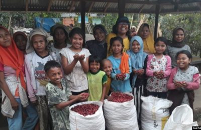 Mahniwati (tengah berkaus kuning) bersama para keluarga petani kopi saat panen raya di kecamatan Bayan, Lombok utara, Agustus 2022. (Foto: Dok Pribadi)