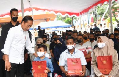 Presiden Joko Widodo bertemu dengan keluarga dan kerabat korban kerusuhan, usai pertandingan sepak bola antara Arema vs Persebaya Surabaya di Malang, 5 Oktober 2022. (Istana Kepresidenan via Reuters).