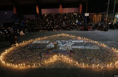 Suporter klub sepak bola "Arema" hari Senin (3/10) mendoakan para korban meninggal pada pertandingan sepak bola hari Sabtu di stadion Kanjuruhan, Malang. (Foto: AP / Achmad Ibrahim)
