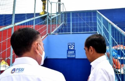 Presiden Indonesia Joko Widodo dan Ketua Umum Persatuan Sepak Bola Indonesia Mochamad Iriawan mengunjungi Stadion Kanjuruhan di Malang, Provinsi Jawa Timur, 5 Oktober 2022. (Istana Kepresidenan RI/Handout via Reuters)