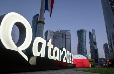 Kota Paris telah memutuskan untuk tidak menyiarkan pertandingan Piala Dunia di layar-layar raksasa di tengah kekhawatiran akan pelanggaran hak pekerja migran dan dampak lingkungan dari turnamen sepak bola itu di Qatar. (Foto: AP)