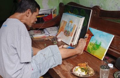 Salim melukis di rumahnya (foto: courtesy).