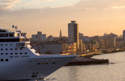Kapal pesiar MSC Opera bergerak meninggalkan pelabuhan Havana, Kuba, pada 4 Februari 2016. Kapal pesiar tersebut akan dioperasikan sebagai hotel selama perhelatan Piala Dunia 2022 di Qatar berlangsung. (Foto: AP/Desmond Boylan)