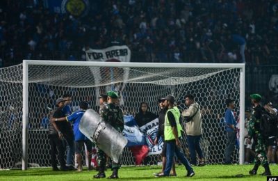 TNI dan Polri mengamankan lapangan usai pertandingan sepak bola Arema FC melawan Persebaya Surabaya di Stadion Kanjuruhan Malang, Jawa Timur (Foto: AFP)