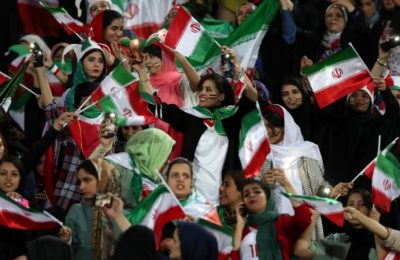 Para perempuan Iran bersorak selama pertandingan sepak bola kualifikasi Piala Dunia 2022 antara Timnas Iran melawan Kamboja, di Stadion Azadi di Teheran (foto: dok).