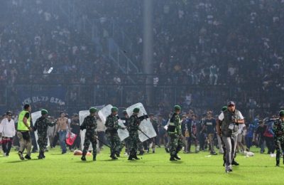 Anggota TNI mengamankan lapangan setelah pertandingan sepak bola antara Arema FC dan Persebaya Surabaya di Stadion Kanjuruhan di Malang, Jawa Timur. (Foto: AFP)