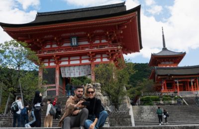 Wisatawan berfoto selfie di dekat pintu masuk kuil Kiyomizu-dera di Kyoto pada 11 Oktober 2022. (Fred MERY / AFP)