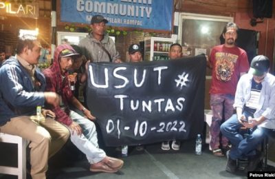 Perwakilan suporter Arema FC yaitu Aremania, menuntut pengusutan tuntas tragedi 1 Oktober 2022. (Foto: Petrus Riski)