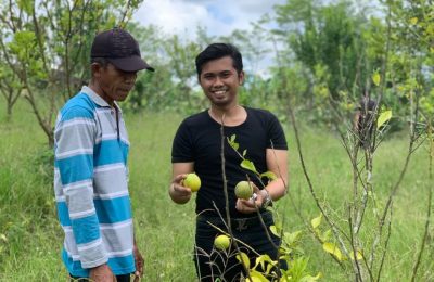 Anggota Komisi I Dewan Perwakilan Rakyat Daerah Kabupaten PPU, Bijak Ilhamdani bersama petani. (Ist)