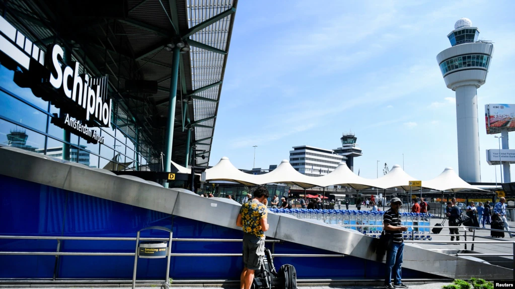 Bandara Schiphol di Amsterdam, Belanda, 16 Juni 2022. (Foto: REUTERS/Piroschka van de Wouw)