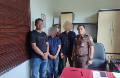 2 tersangka tambang ilegal diserahkan ke Kejari Tenggarong. (DP)