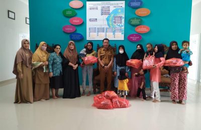 Ketua TP PKK Satriyani Sirajuddin Hamdam memberikan bantuan stunting. (Ist)