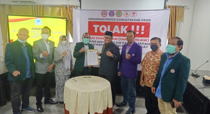 Organisasi Profesi Kesehatan geruduok DPRD Kabupaten Paser. (TBS)
