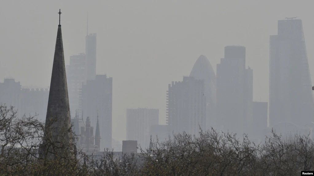 Asap polusi udara menyelimuti distrik keuangan di kota London, terlihat dari Bukit Primrose (foto: dok).