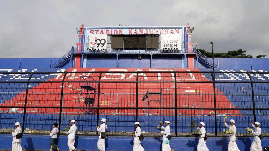 Pendeta Hindu melakukan upacara pembersihan di Stadion Kanjuruhan di Malang, Jawa Timur, Indonesia, Jumat, 7 Oktober 2022. (AP/Yudha Prabow